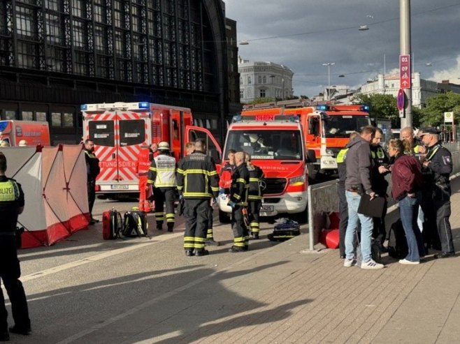 Hitna pomoć i policija u Hamburgu (Foto: EPA-EFE/NEWS5 / RENE SCHROEDER GERMANY OUT) Hitna pomoć i policija u Hamburgu (Foto: EPA-EFE/NEWS5 / RENE SCHROEDER GERMANY OUT) -