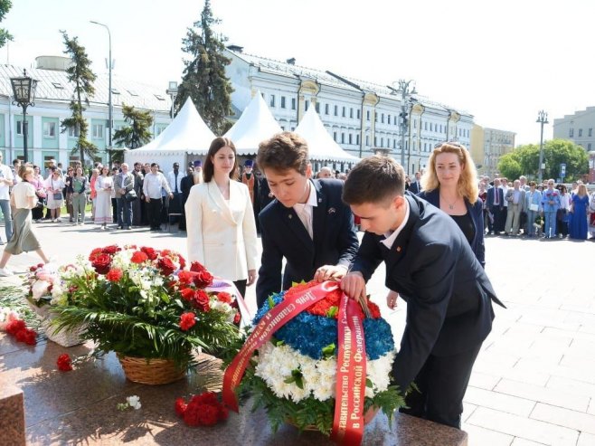 Predstavništvo Srpske u Moskvi položilo vijenac na spomenik Ćirilu i Metodiju (FOTO)
