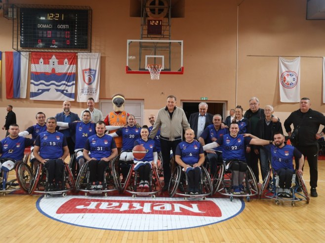 Milorad Dodik i košarkaši Milorad Dodik i košarkaši - Foto: ZIPAPHOTO/Borislav Zdrinja