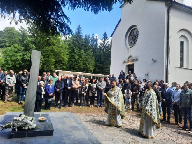 Pomen u Bradini: Ne zaboraviti svirepo ubijene mještane, niti svoj kućni prag (FOTO)