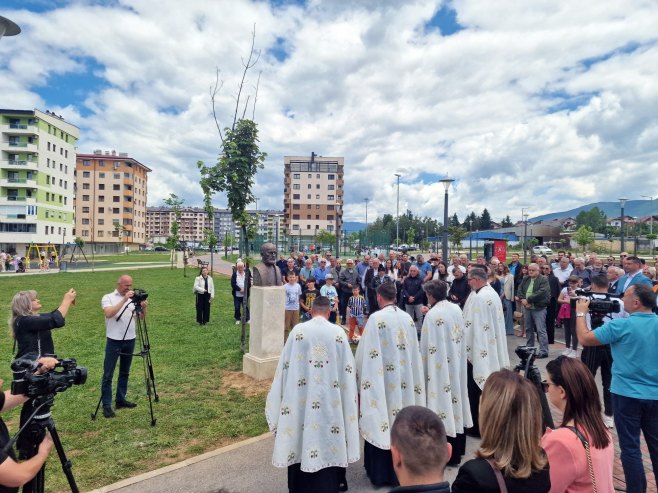 U Istočnom Novom Sarajevu otkrivena je bista prote Vojislava Čarkića U Istočnom Novom Sarajevu otkrivena je bista prote Vojislava Čarkića - Foto: SRNA