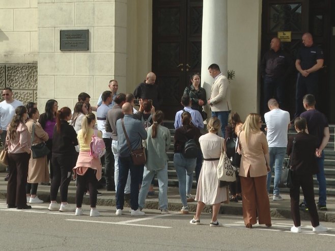 Banjaluka: Nezadovoljni roditelji ponovo pred Gradskom upravom