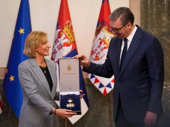 Aleksandar Vučić uručio orden Klaudiji Teni (FOTO: TANJUG/ JADRANKA ILIĆ/ bs) Aleksandar Vučić uručio orden Klaudiji Teni (FOTO: TANJUG/ JADRANKA ILIĆ/ bs) -
