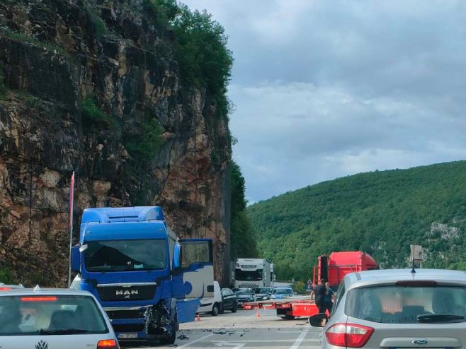 Nezgoda u Crnoj Rijeci, saobraćaj obustavljen