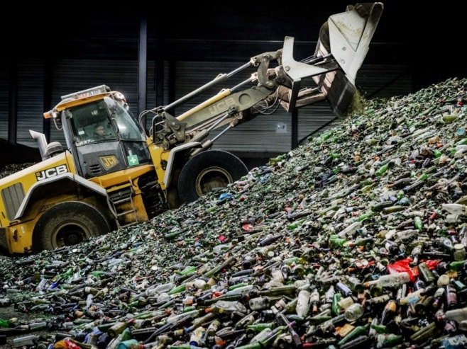 Osnivanje prve fabrike za reciklažu - tema istraživanja dvije srednjoškolke iz Banjaluke (VIDEO)