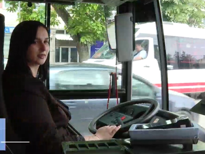Dama za volanom gradskog autobusa - vratila se u svoju zemlju i voli svoj posao (VIDEO)