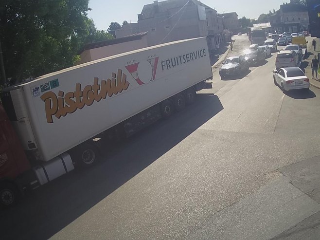 Duge kolone vozila u Gradišci i Velikoj Kladuši