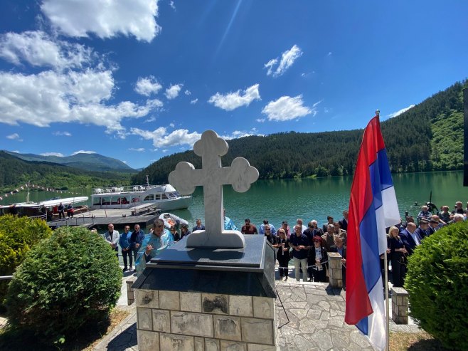 Obilježavanje 83 godine od zločina nad Srbima u Starom Brodu; Karan: Ljudski um teško prihvata šta se ovdje dogodilo (FOTO)