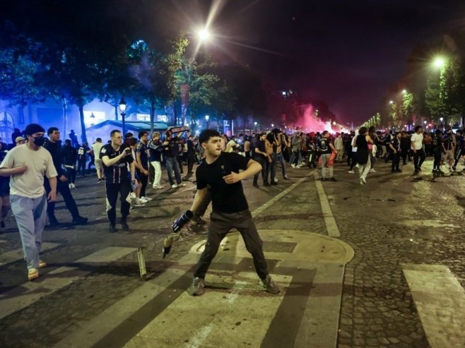 Haos u Parizu tokom proslave titule - tinejdžer izboden nožem, 290 uhapšeno (VIDEO)