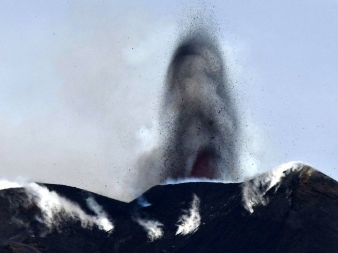 Urušio se dio kratera vulkana Etna, uzdigao se oblak visok više kilometara (VIDEO)