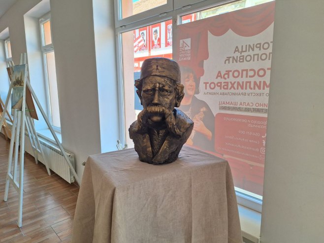 Šamac: U galeriji otvorena prva izložba skulptura (FOTO)