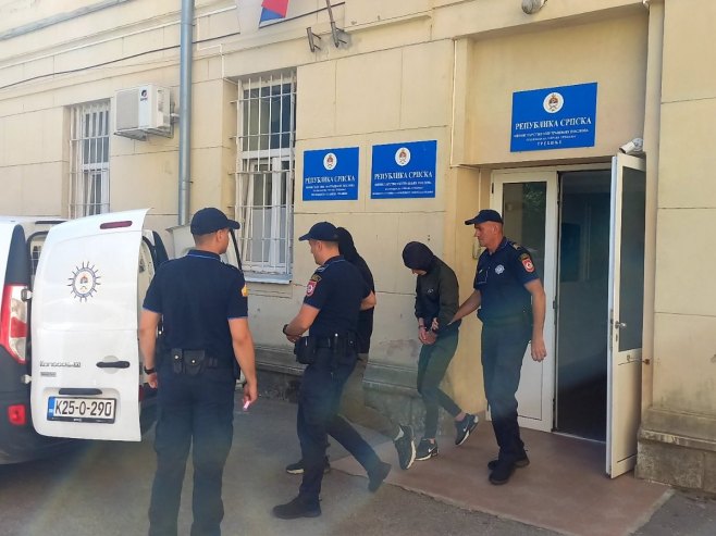 Privođenje osumnjičenih za napad na oca i sina u Trebinju (VIDEO)
