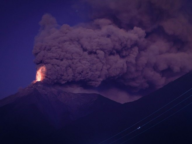 Počela evakuacija stanovništva na Gvatemali zbog erupcije vulkana Vatre (VIDEO)