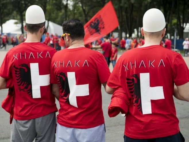 Navijači Albanije rastrgli srpsku zastavu uz povike "Ubij Srbina" (VIDEO)