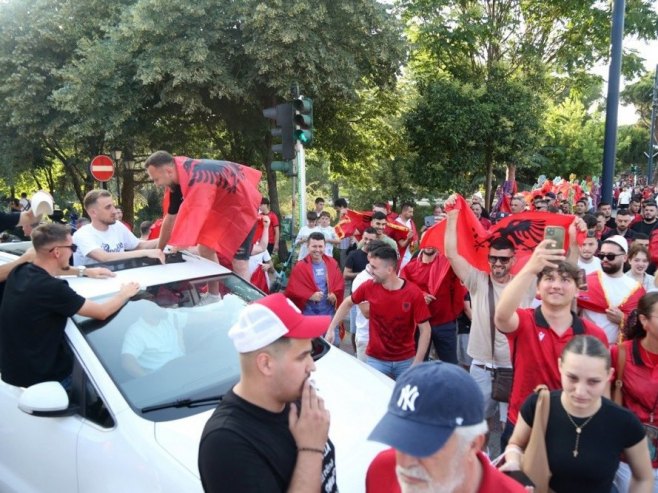 Albanska djeca pokazivala dvoglavog orla i provocirala fudbalere Srbije