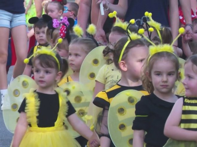 Više od 550 maskiranih mališana na ulicama Doboja (VIDEO)