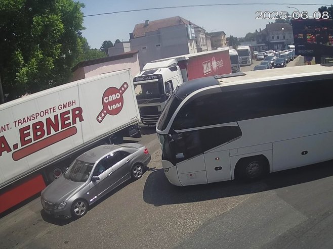 Duža čekanja na prelazima sa Hrvatskom