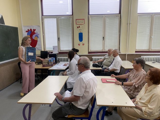Doboj: Prva generacija učenika Medicinske škole ponovo u klupama, obilježili 60 godina mature (FOTO)