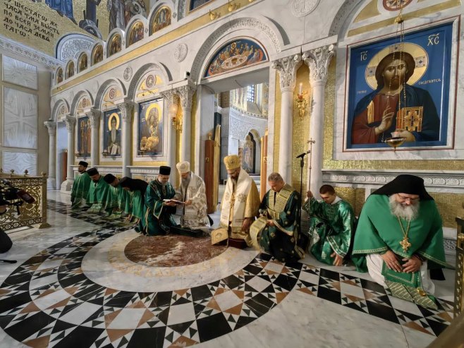 Svečano ispraćena ruka Svetog Save poslije liturgije koju je služio patrijarh Porfirije (FOTO)
