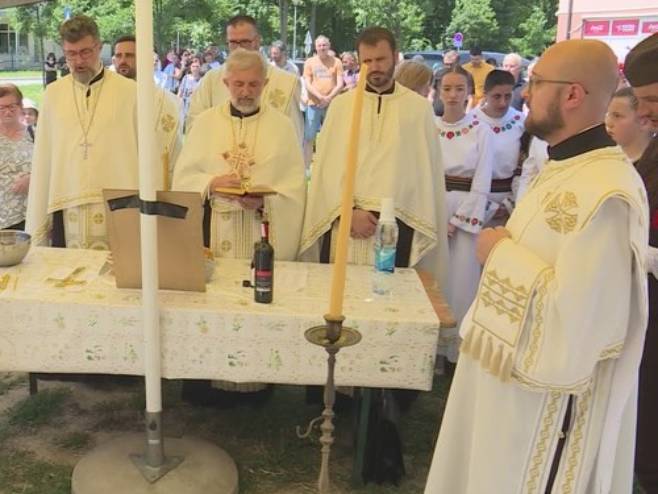 U brčanskom naselju Ilićka osveštano spomen-obilježje poginulim borcima Vojske Republike Srpske U brčanskom naselju Ilićka osveštano spomen-obilježje poginulim borcima Vojske Republike Srpske - Foto: RTRS