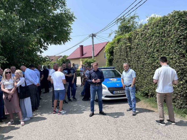 Teslić: Miličević i još dva odbornika lišeni slobode zbog sumnje na trgovinu uticajem i primanje mita (FOTO/VIDEO)