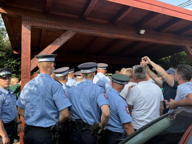 Ispred kuće Miličevića u Tesliću došlo do incidenta (VIDEO)