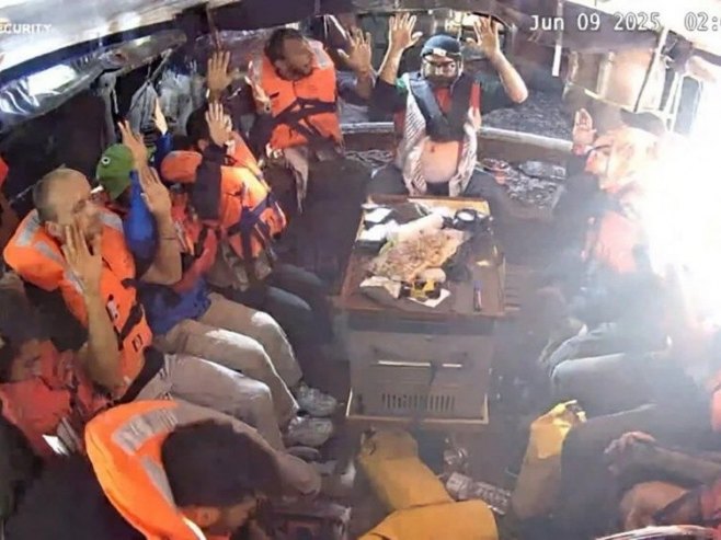 Aktivisti sa broda "Madlin" dovedeni na aerodrom radi deportacije