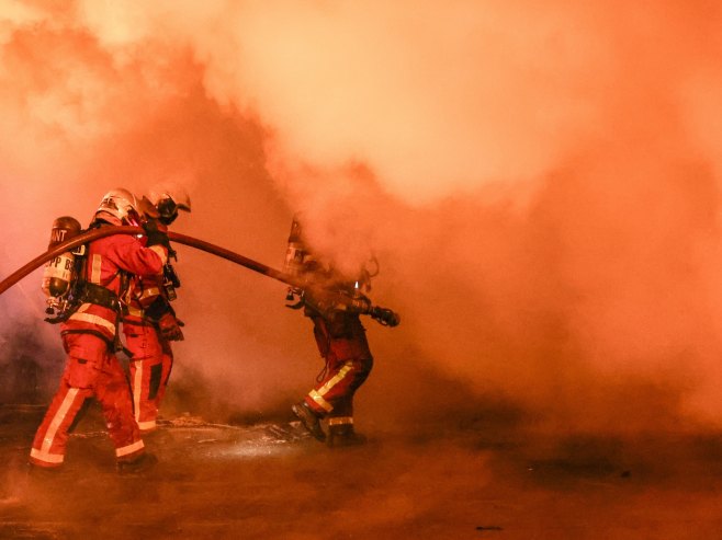 Vatrogasci (Foto: EPA-EFE/MOHAMMED BADRA/ilustracija) - 