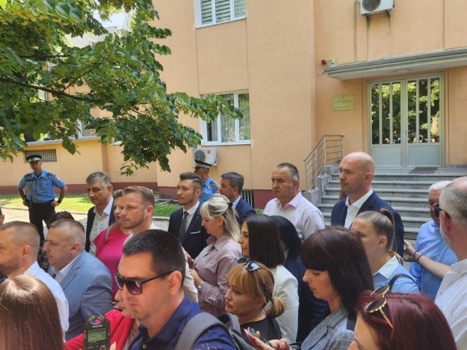 Završen skup podrške Miličeviću; Stanivuković: Zar je danas sramota nešto stvoriti i imati u svojoj kući (FOTO)