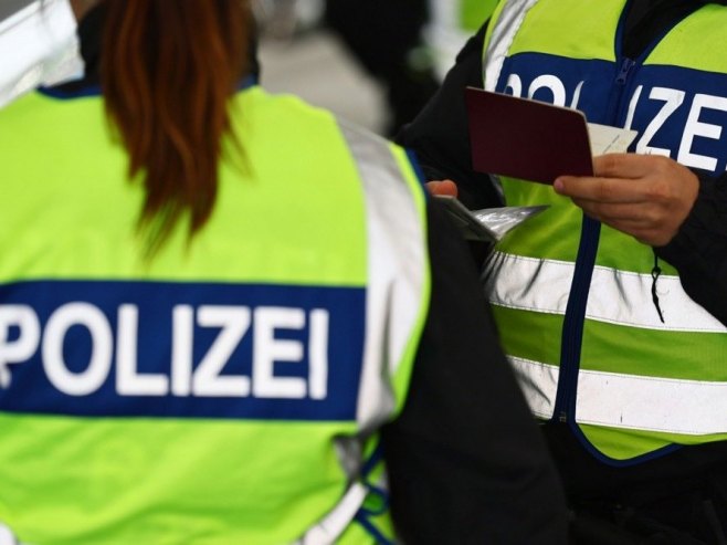Austrijska policija (Foto: EPA/ANNA SZILAGYI) Austrijska policija (Foto: EPA/ANNA SZILAGYI) -