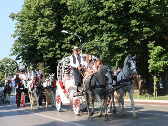 Održan veliki defile kočija sa konjanicima Održan veliki defile kočija sa konjanicima - Foto: ZIPAPHOTO/Borislav Zdrinja
