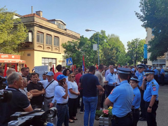 Pristalice SDS-a ispred Okružnog suda u Banjaluci