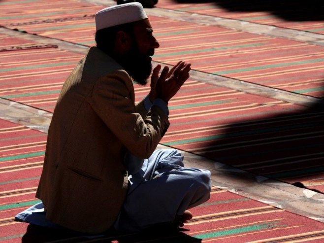 Musliman se moli (Foto: EPA-EFE/BILAWAL ARBAB) Musliman se moli (Foto: EPA-EFE/BILAWAL ARBAB) -