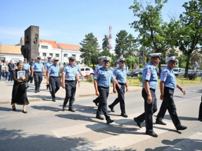 Majka ubijenog Markovića pored policijskih službenika (foto: infobijeljina.com) Majka ubijenog Markovića pored policijskih službenika (foto: infobijeljina.com) -