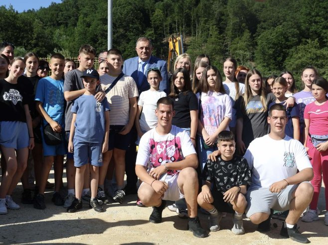 Dodik poželio srdačnu dobrodošlicu djeci sa KiM i da ponesu lijepe uspomene iz Srpske (FOTO)