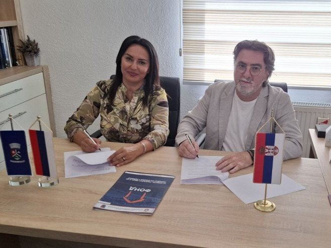 Potpisivaje ugovora u Јezeru - Foto: RTRS