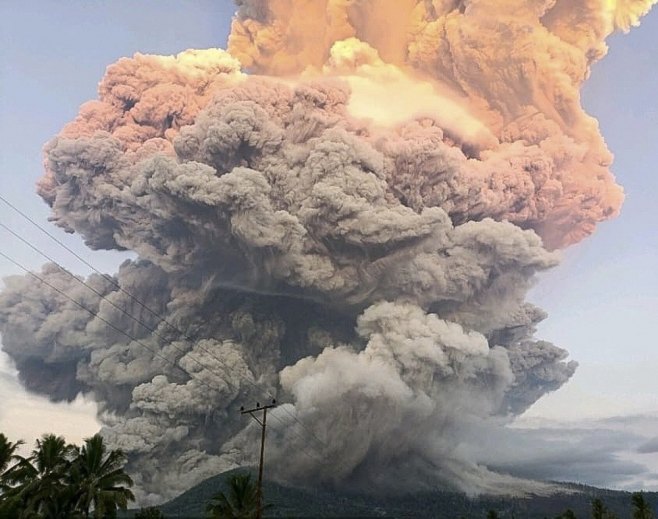 Eruptirao vulkan u Indoneziji, evakuisano stotine ljudi (VIDEO)