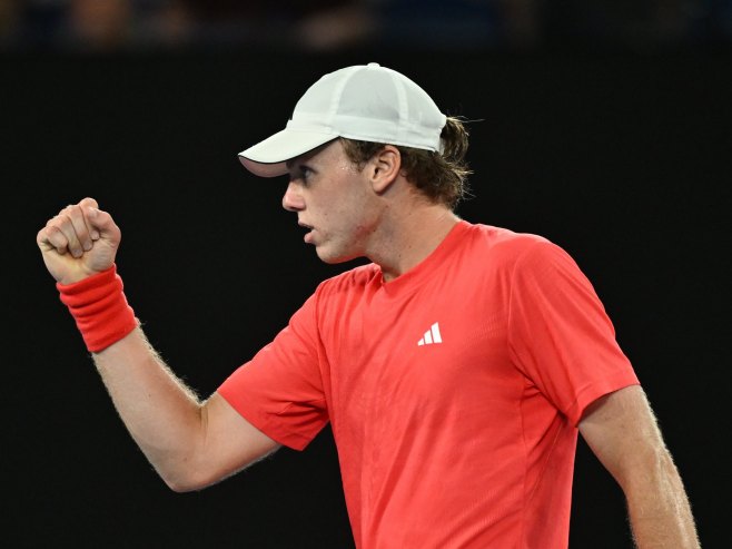 Cicipas eliminisan od Mikelsena u Haleu, Zverev i Medvedev zabilježili pobjede
