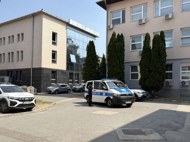 Pogledajte sprovođenje lica osumnjičenog za zelenaštvo u Doboju