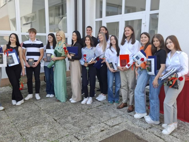 Obilježen Dan škole u Mrkonjić Gradu; Dodijeljene diplome i knjige