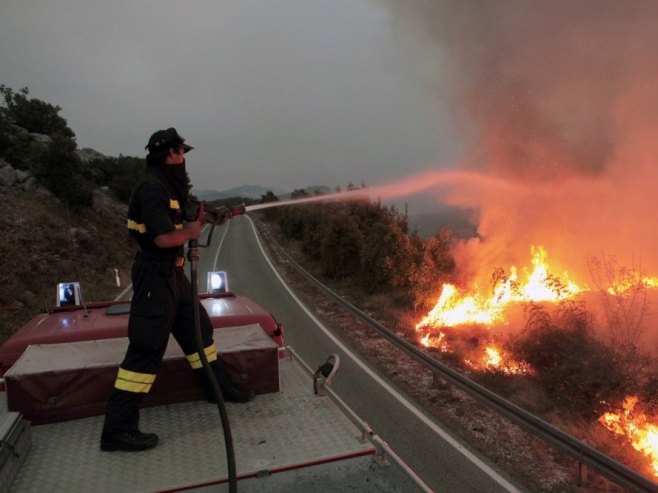 Kod Omiša izbio požar, vatra se širi prema kućama