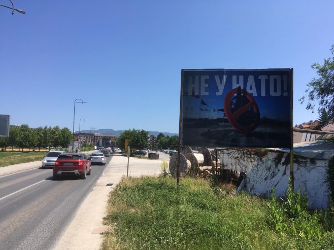 Bilbordi "Ne u NATO" na putu ka bazi Alijanse u Butmiru (FOTO)