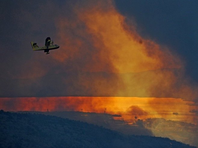 Dalmacija u plamenu: Buknuo požar u Splitu, većina vatrogasaca u Makarskoj (VIDEO)