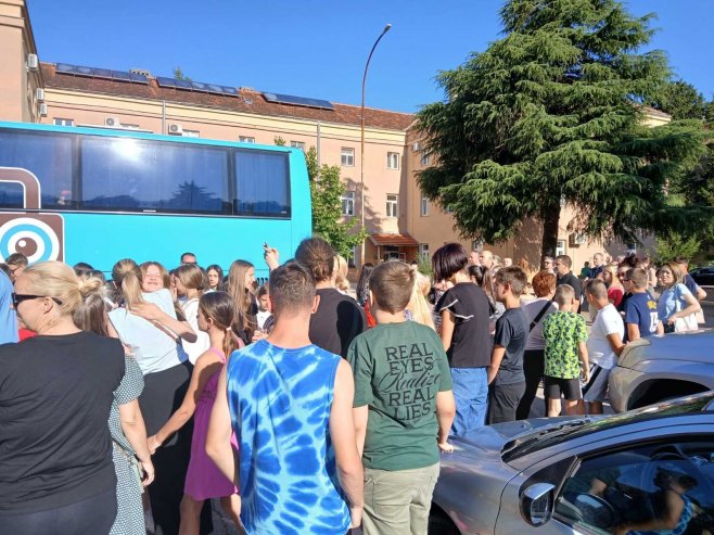Porodice iz Trebinja ispratili mališane i vršnjake sa KiM svojim kućama (VIDEO)
