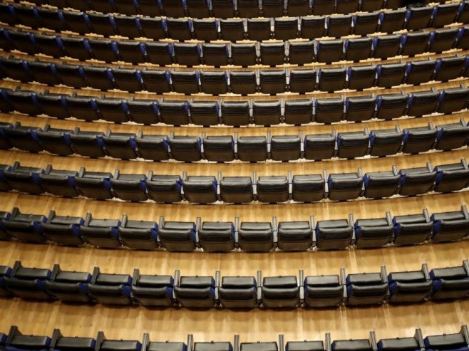 Premijera predstave "Sin, majka i otac sjede za stolom i dugo ćute" u srijedu (VIDEO)