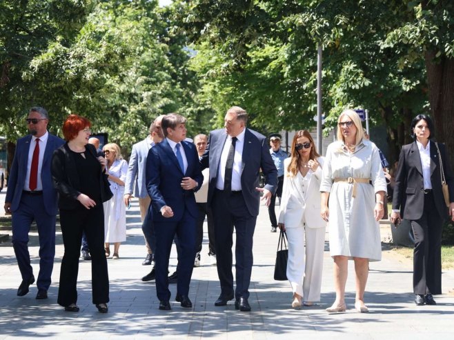 Dodik, Blagojević i Cvijanović porošetali Gospodskom ulicom (FOTO)
