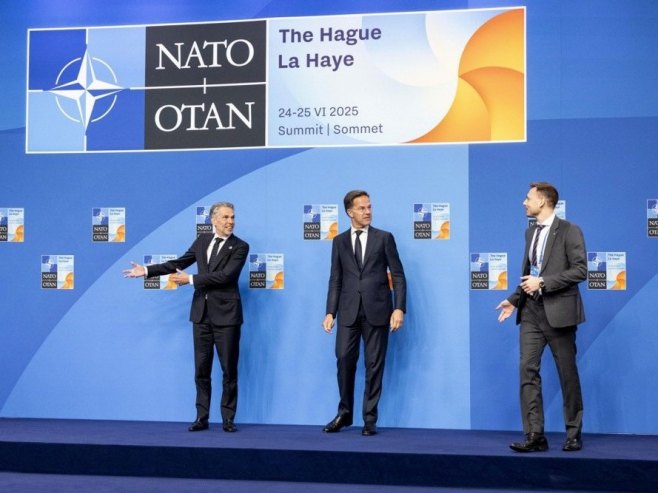 Samit NATO-a (Foto: EPA/ROBIN VAN LONKHUIJSEN) Samit NATO-a (Foto: EPA/ROBIN VAN LONKHUIJSEN) -