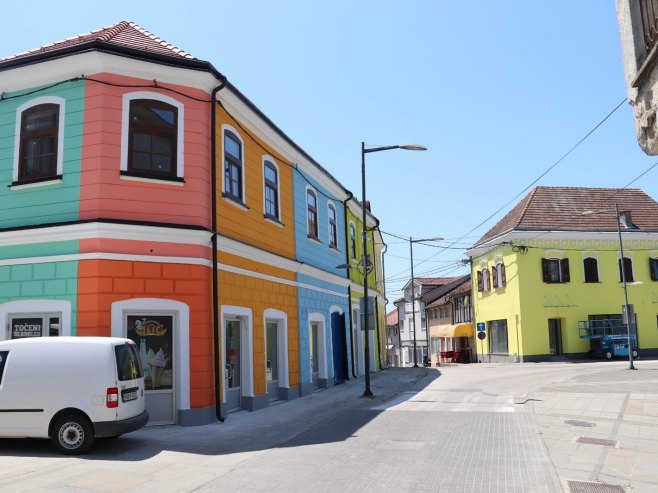 Trg u Derventi u novom ruhu (FOTO)