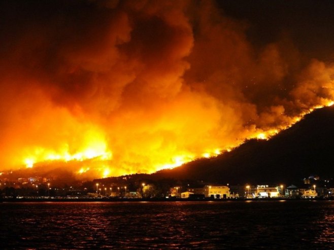 Kod Šibenika vatru gasi 27 vatrogasaca sa 11 vozila (FOTO/VIDEO)