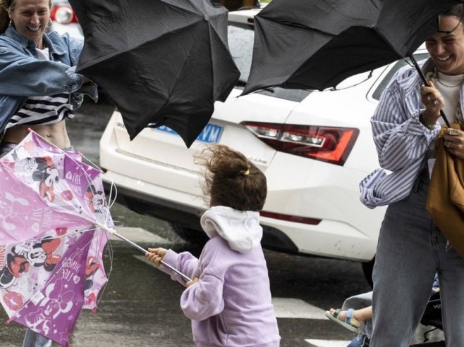 U Sloveniji izadato upozorenje na snažnu oluju večeras i tokom noći